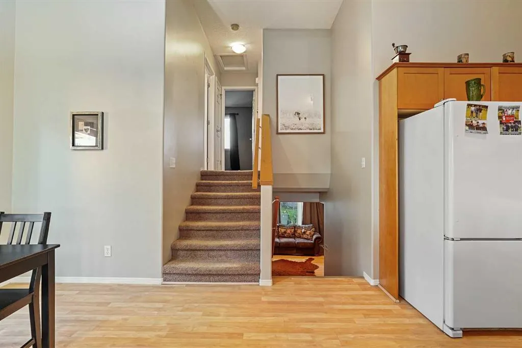 24 Blackfoot Court W