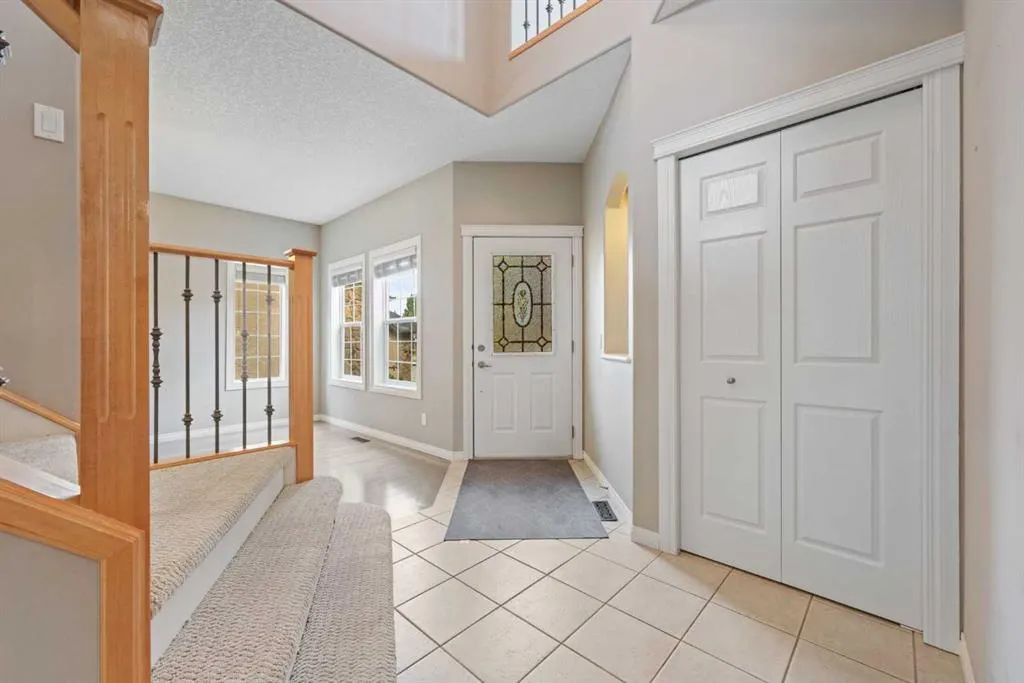 164 Strathlea Place SW