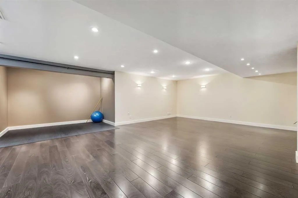 164 Strathlea Place SW