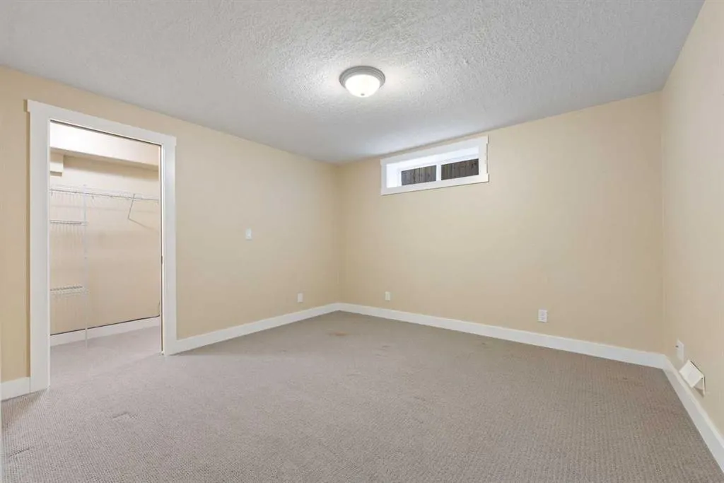 164 Strathlea Place SW