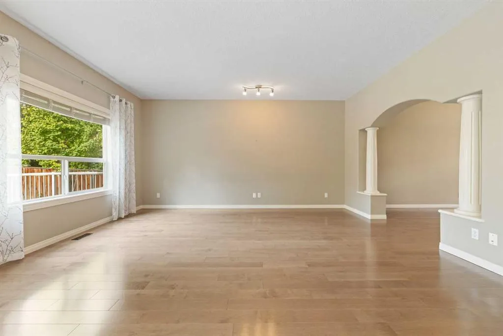 164 Strathlea Place SW