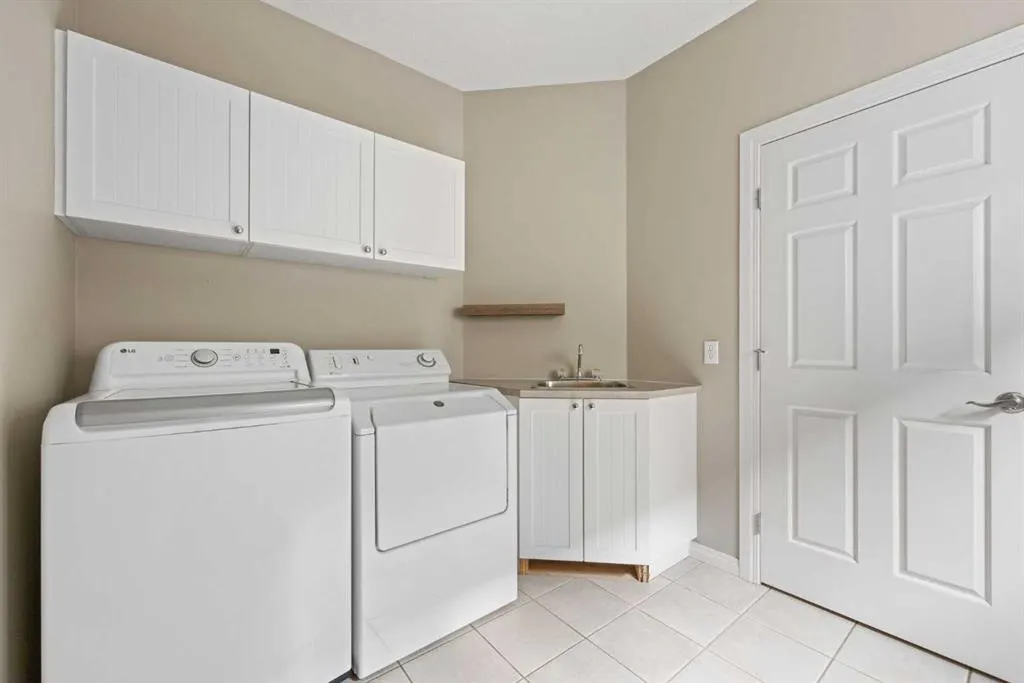 164 Strathlea Place SW