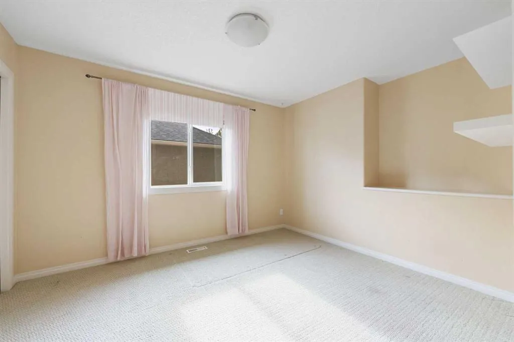 164 Strathlea Place SW
