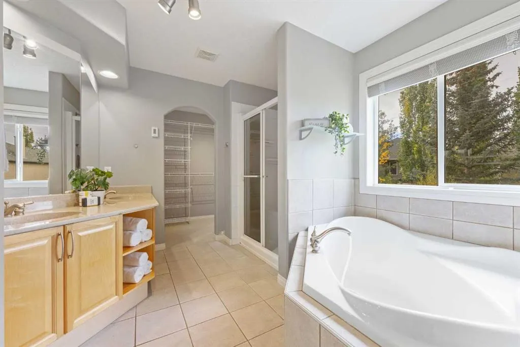 164 Strathlea Place SW
