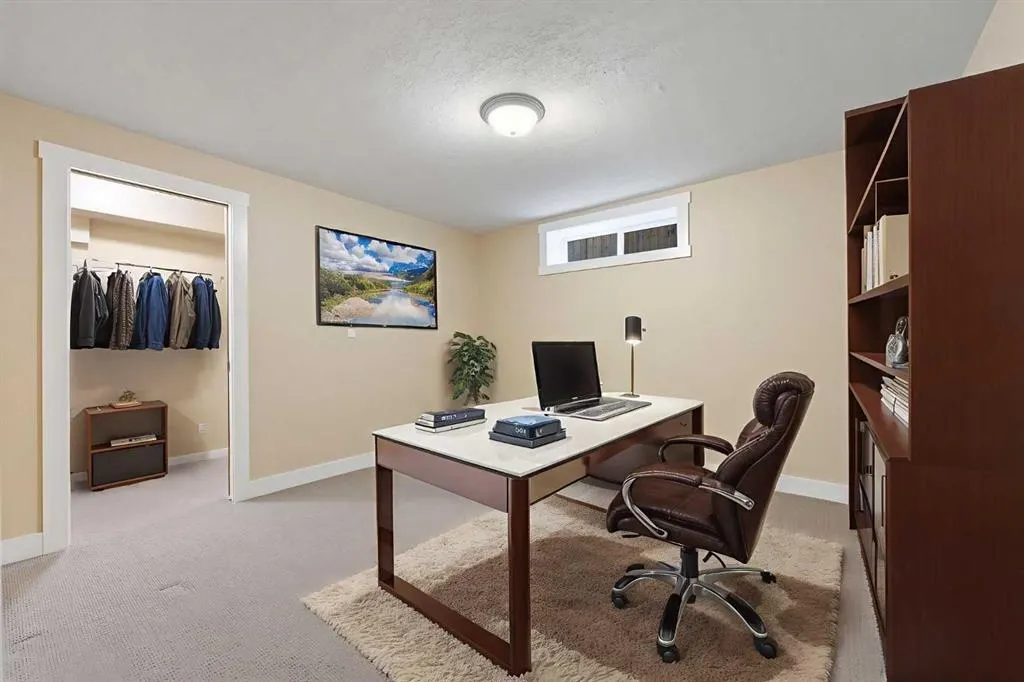164 Strathlea Place SW
