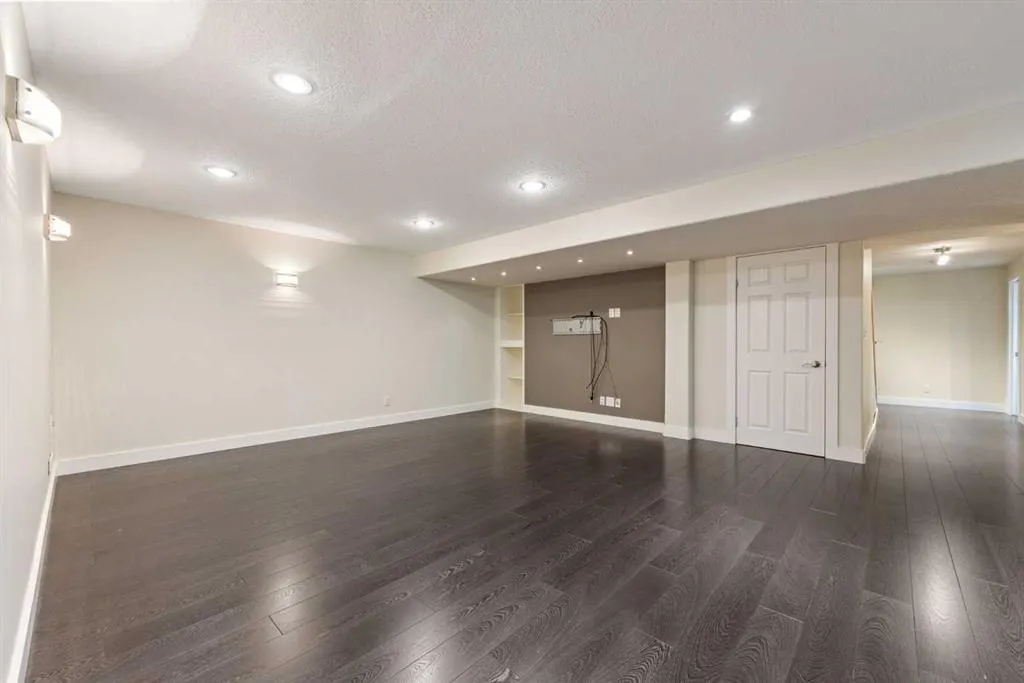164 Strathlea Place SW