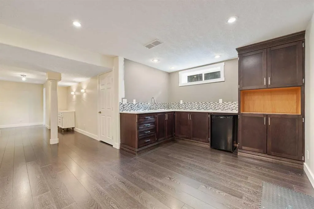 164 Strathlea Place SW
