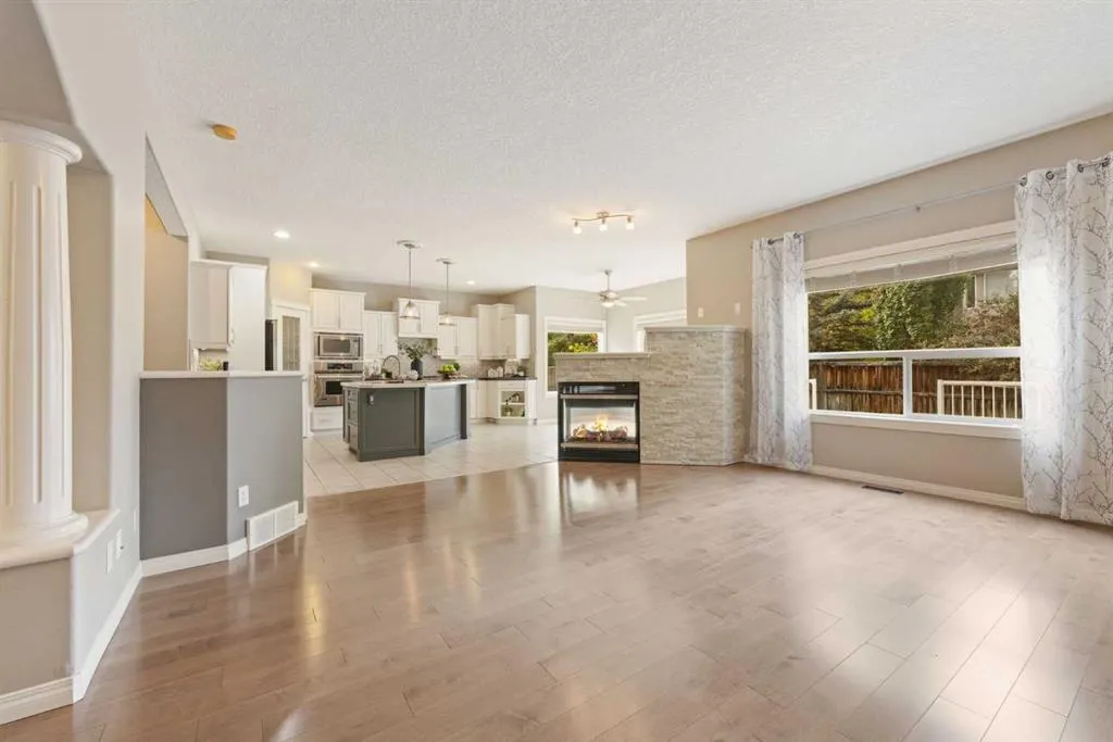 164 Strathlea Place SW
