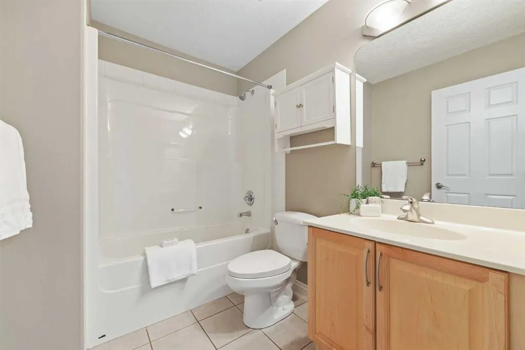 164 Strathlea Place SW