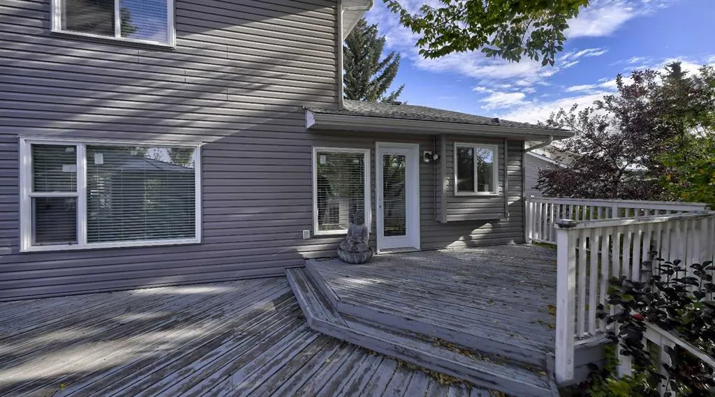 160 Riverstone Crescent SE