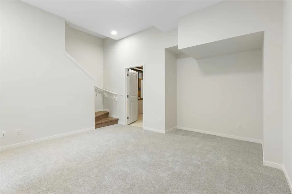688 Buffaloberry Manor SE