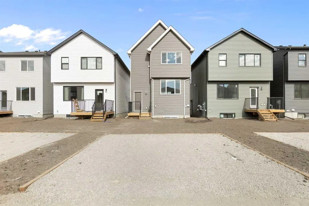 688 Buffaloberry Manor SE