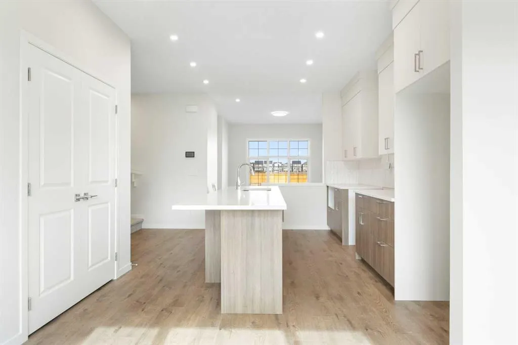 688 Buffaloberry Manor SE