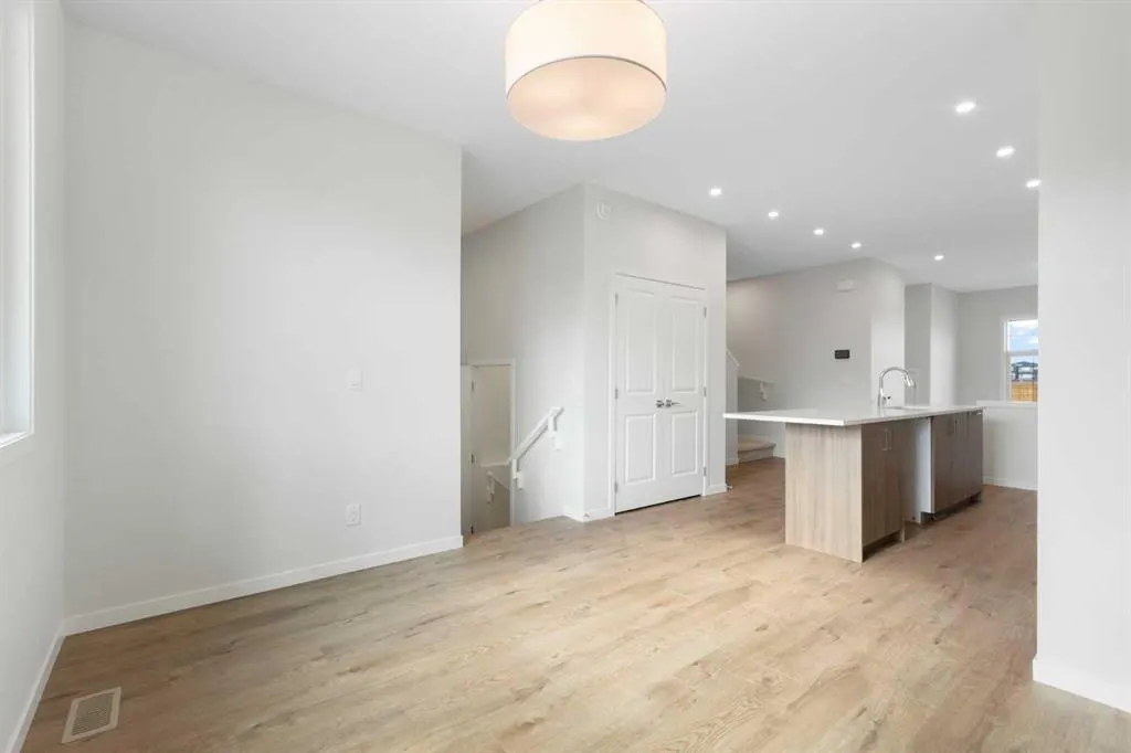 688 Buffaloberry Manor SE