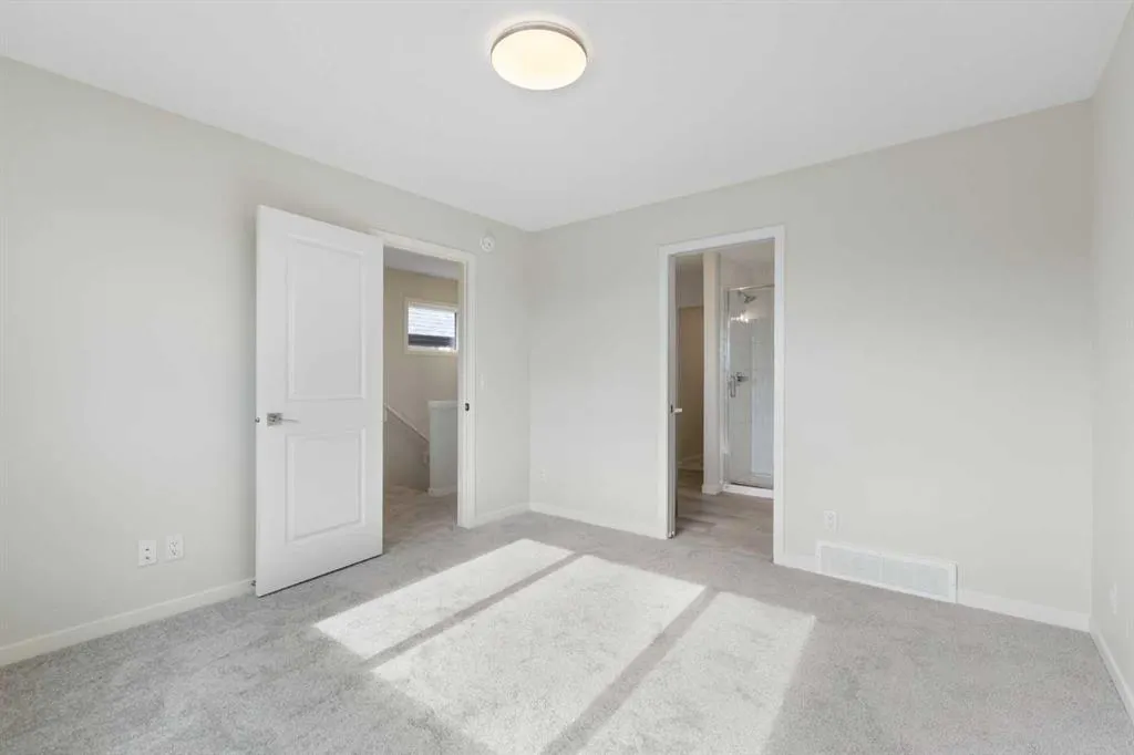 688 Buffaloberry Manor SE
