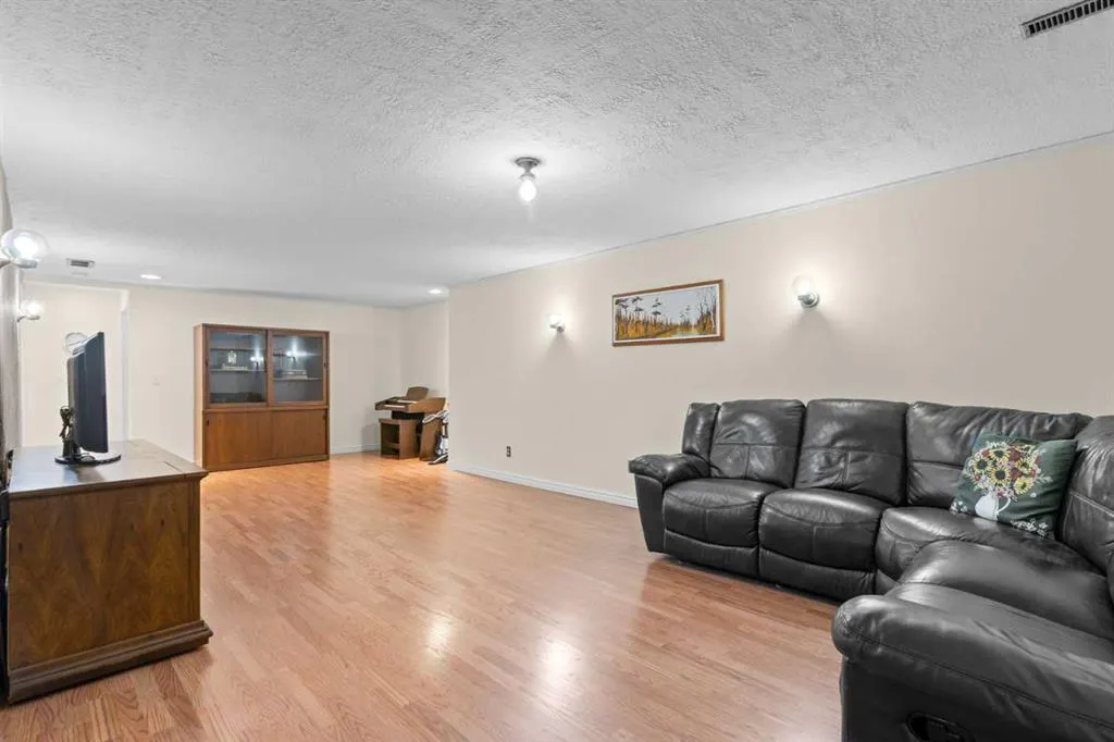 1147 Lake Huron Crescent SE