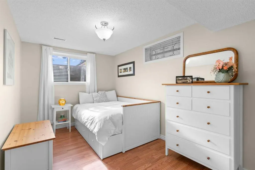 1147 Lake Huron Crescent SE