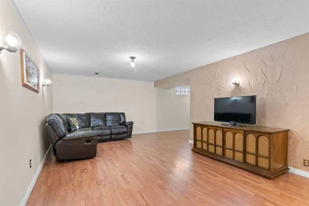 1147 Lake Huron Crescent SE
