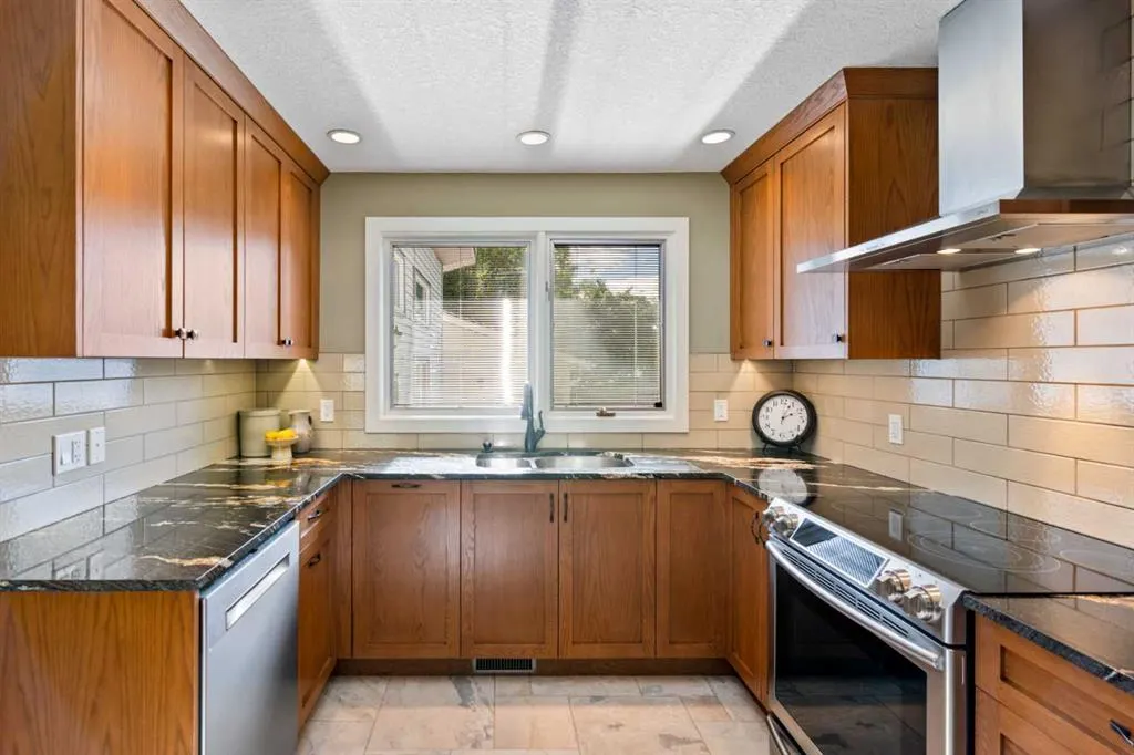 1147 Lake Huron Crescent SE