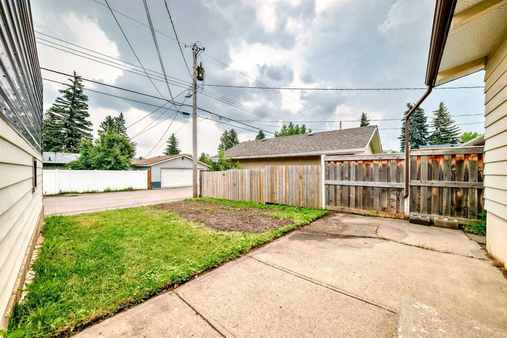 211 Allan Crescent SE