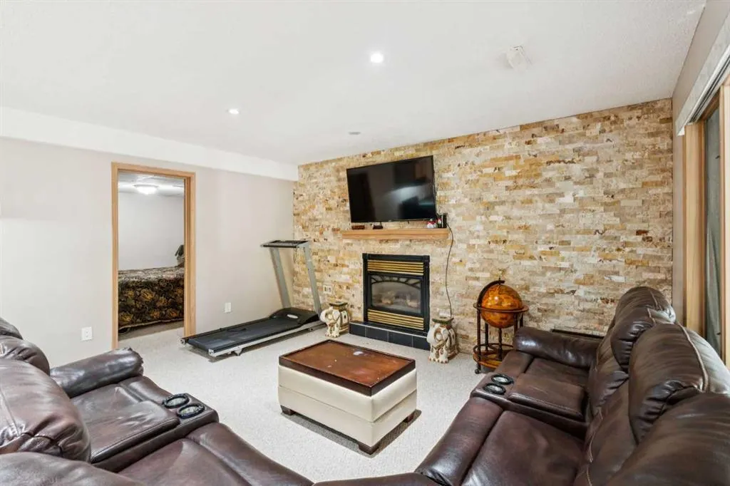 26 Mt Robson Close SE