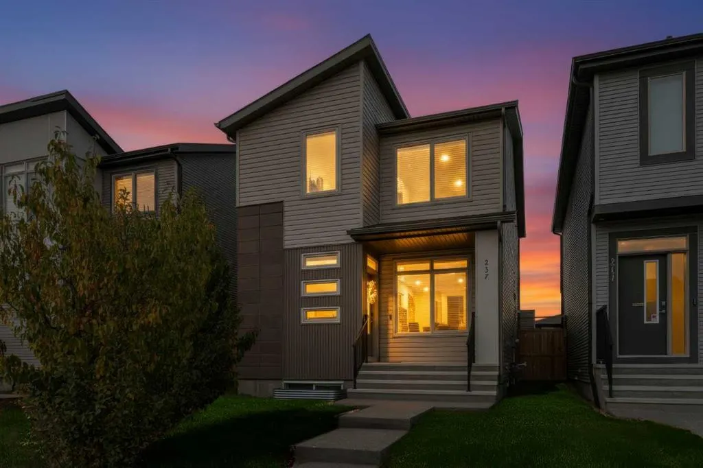 237 Walden Parade SE