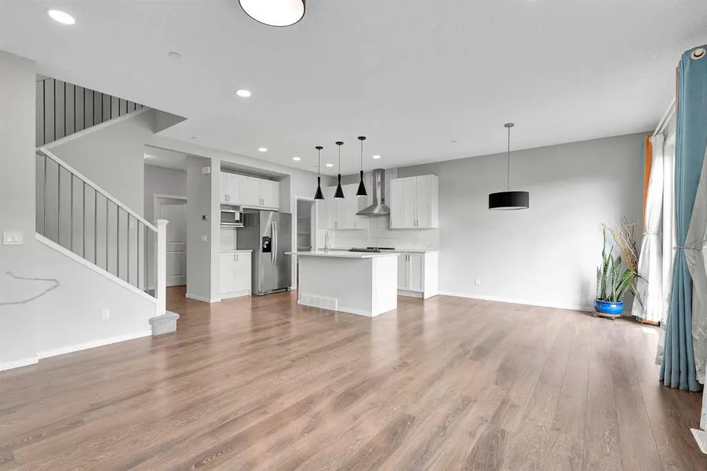 106 Lucas Crescent NW