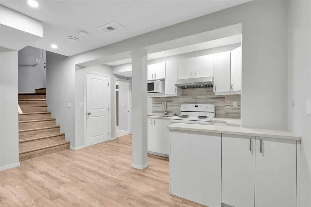 106 Lucas Crescent NW
