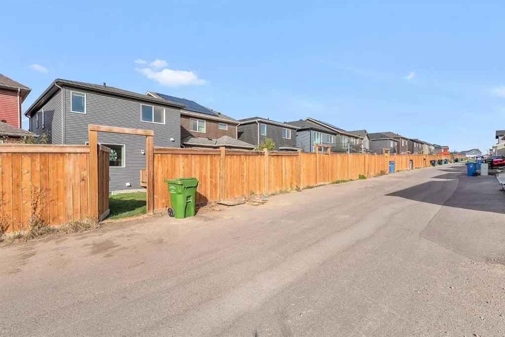 106 Lucas Crescent NW