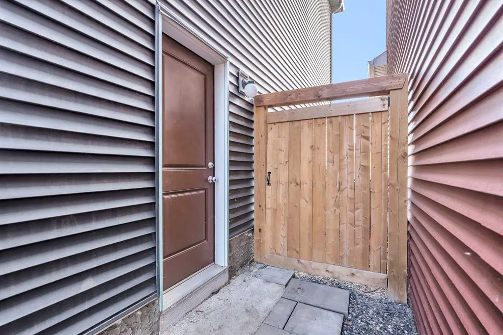 106 Lucas Crescent NW
