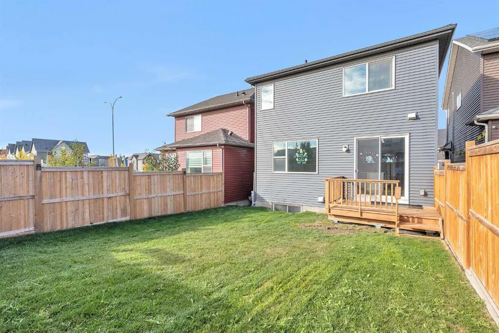 106 Lucas Crescent NW