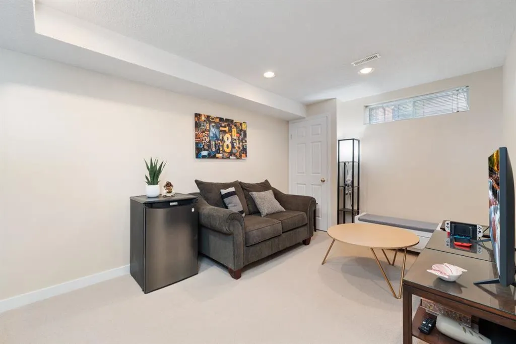 291 Arbour Grove Close NW