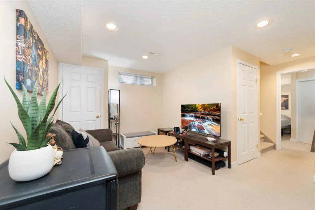 291 Arbour Grove Close NW