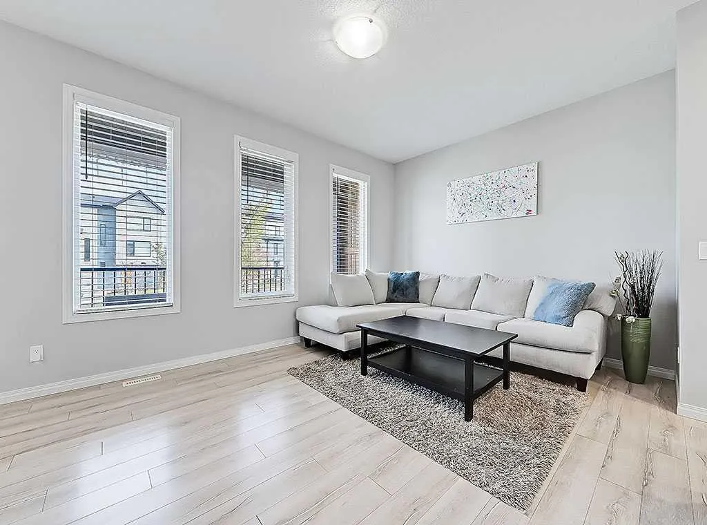 588 Evanston Link NW