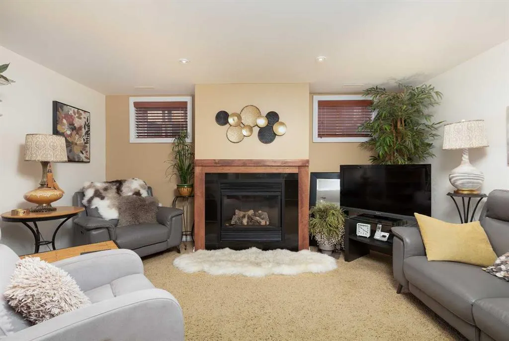 80 Canyon Boulevard W