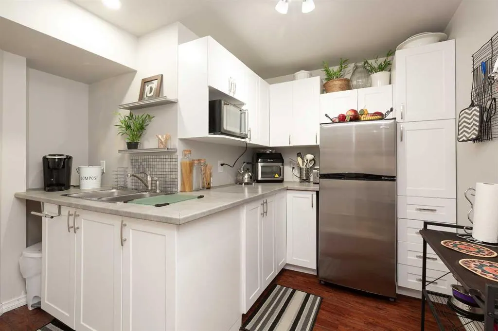 80 Canyon Boulevard W