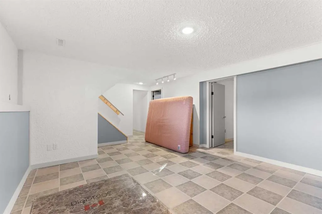 8 Cypress Way SE
