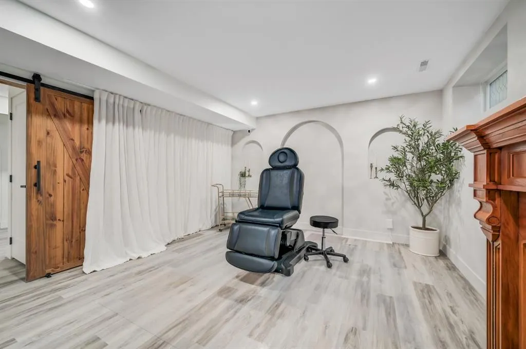 30 Royal Elm Drive NW