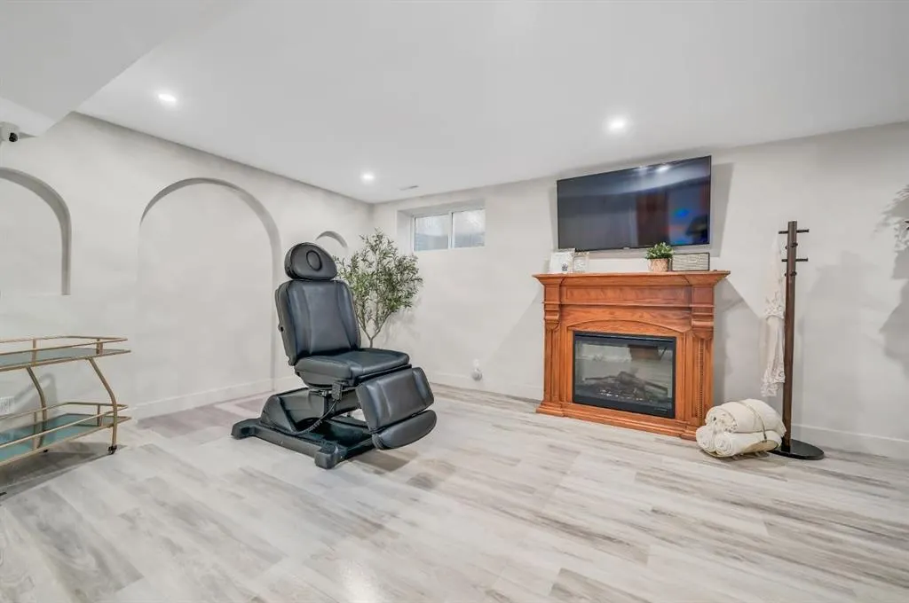 30 Royal Elm Drive NW