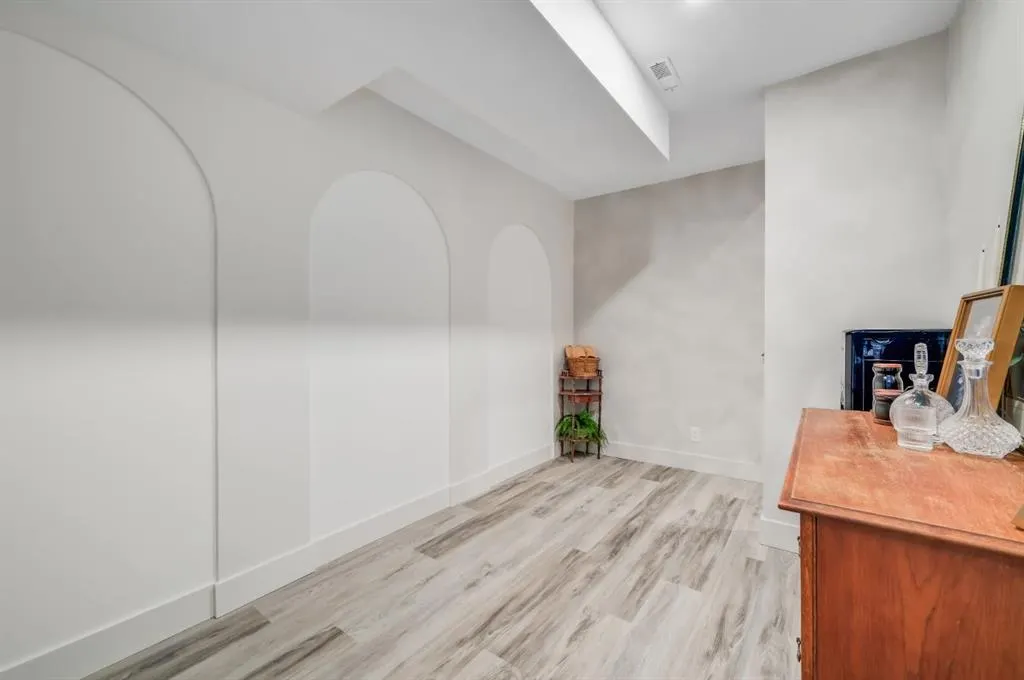 30 Royal Elm Drive NW