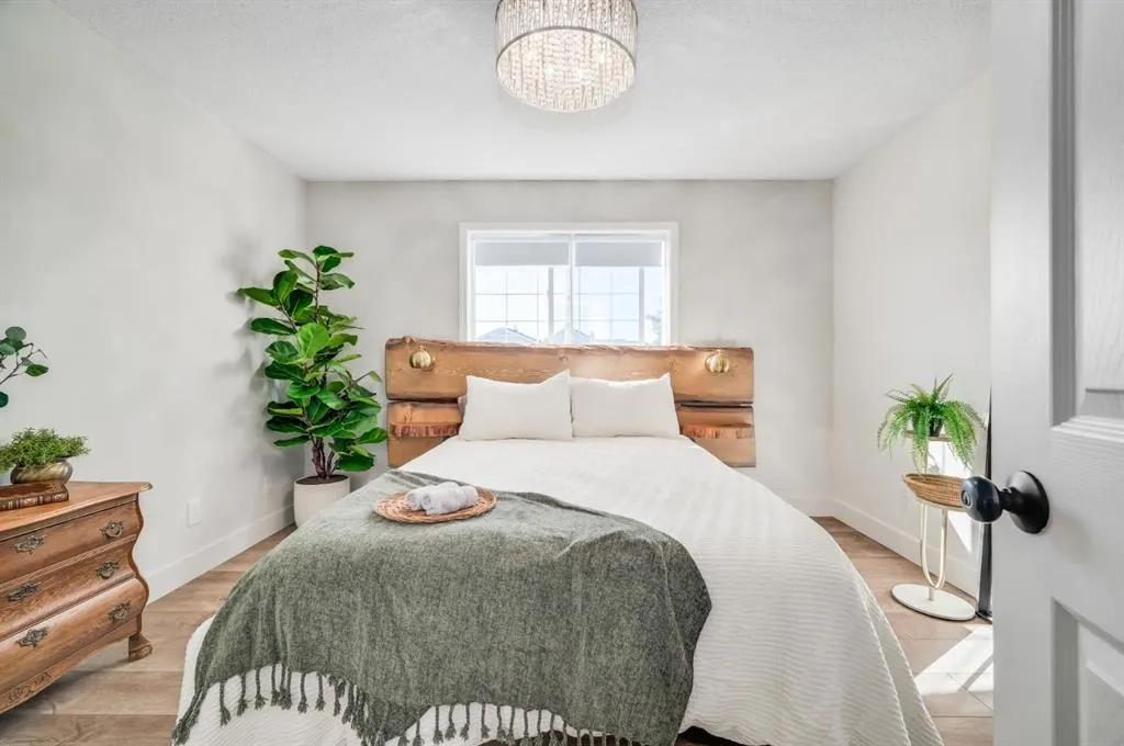 30 Royal Elm Drive NW