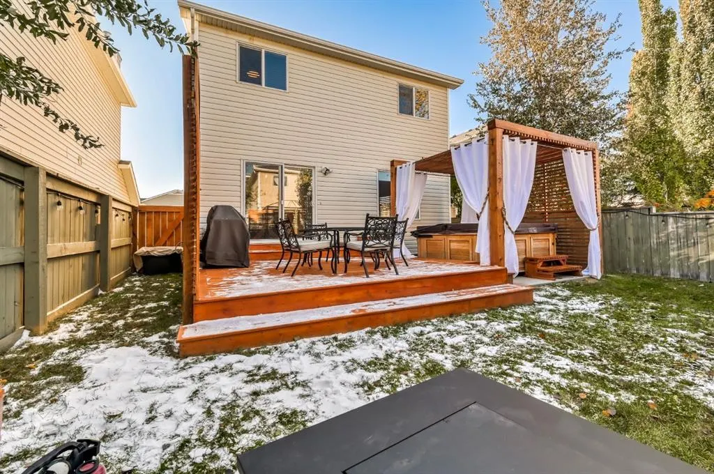 30 Royal Elm Drive NW