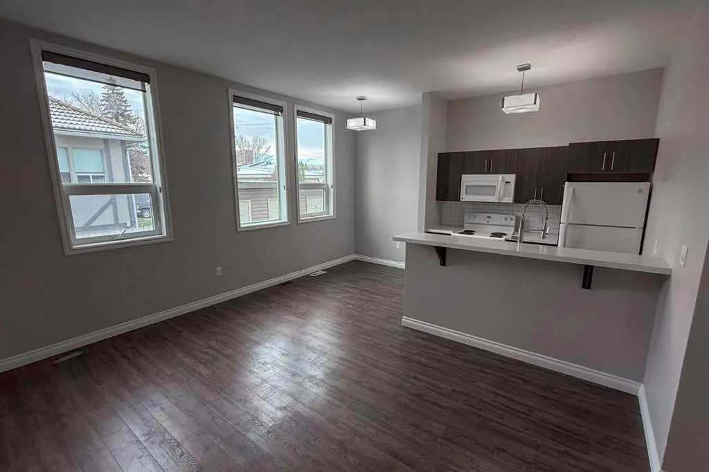 333 2 Street E