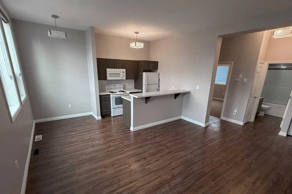 333 2 Street E
