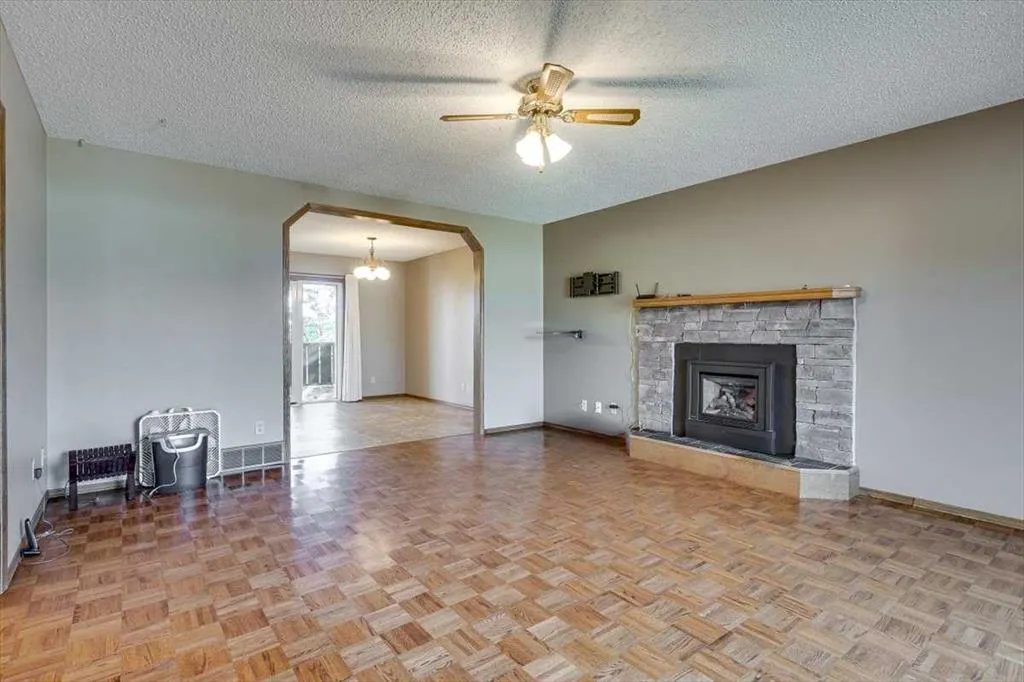 433 Regal Crescent
