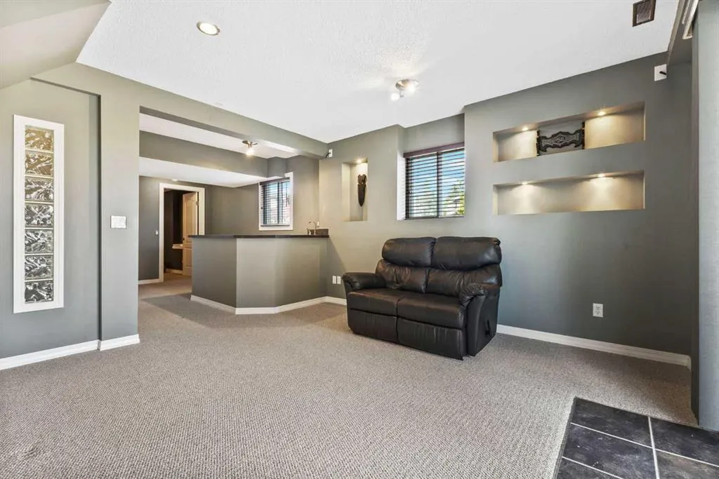 111 Edgebyne Crescent NW