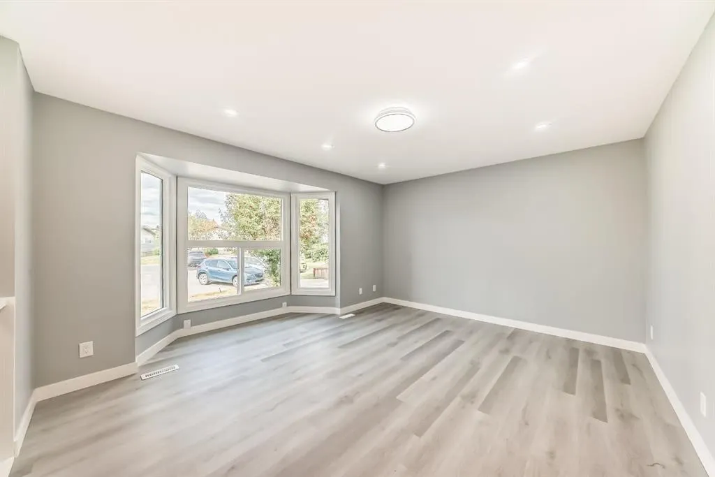 19 Rundlelawn Court NE