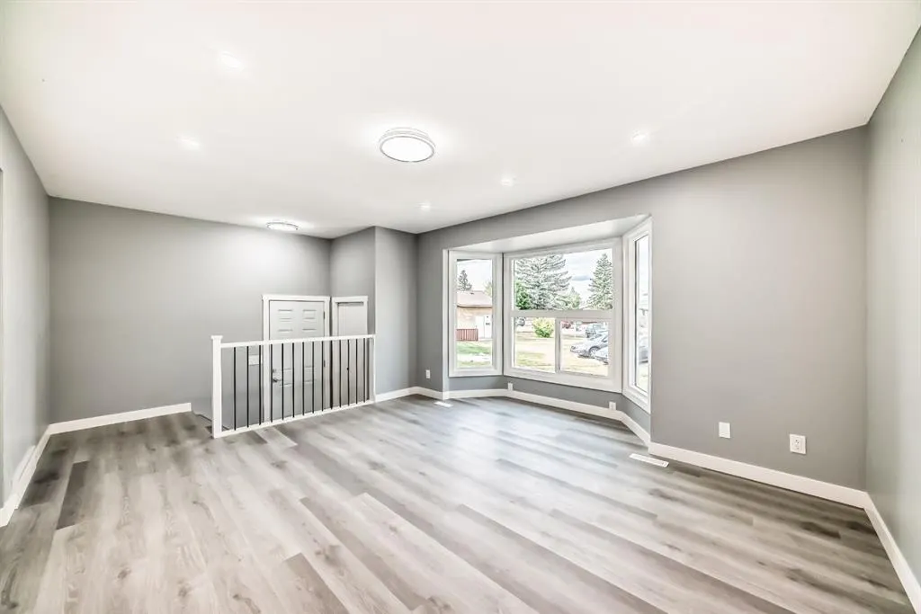 19 Rundlelawn Court NE