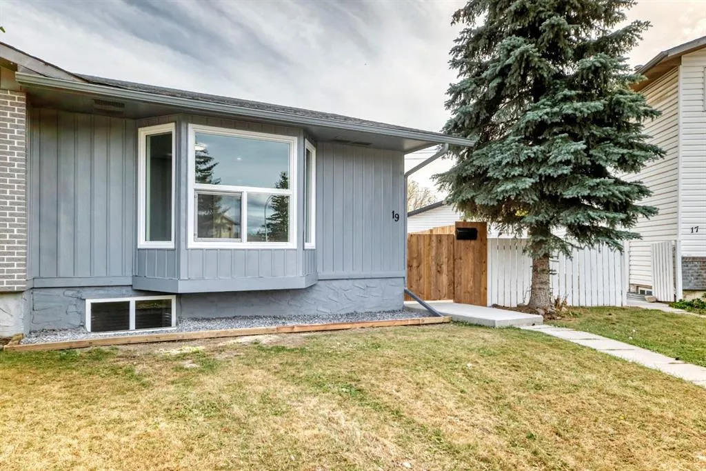 19 Rundlelawn Court NE