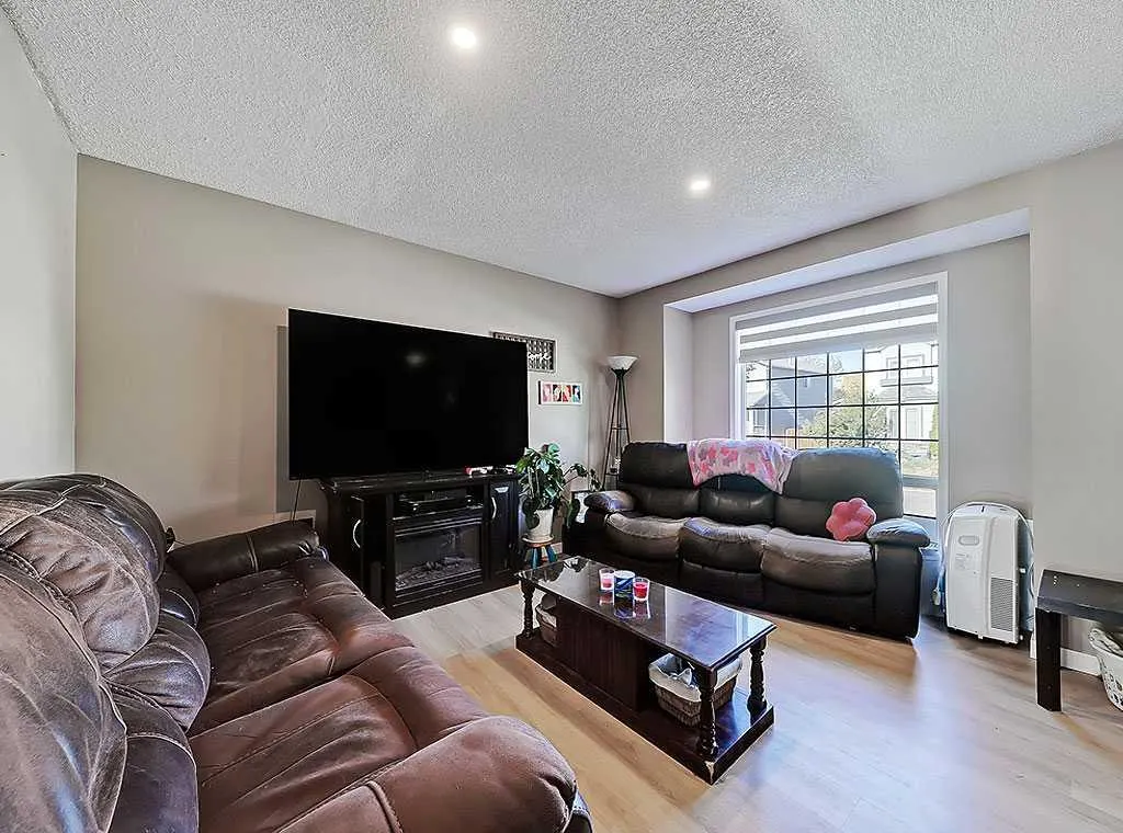 292 Coventry Close NE